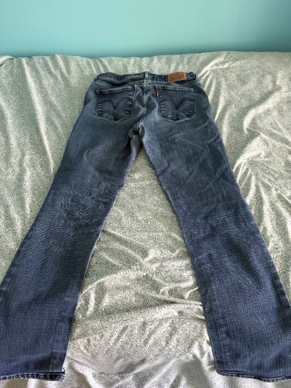 Levi’s Medium Wash Straight Leg Jeans – Classic Everyday Denim